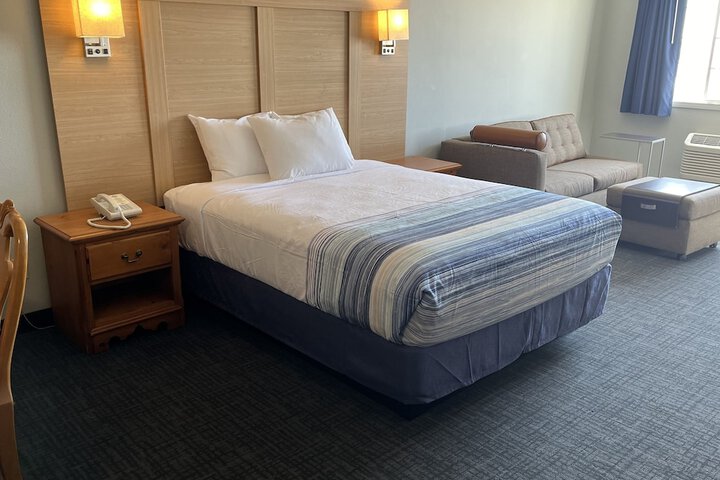 1 King Bed Accessible (22 of 28)