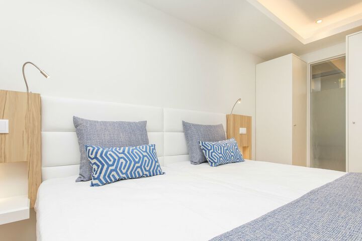 Room 4 of 90