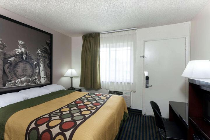 1 Queen Bed (3 of 12)