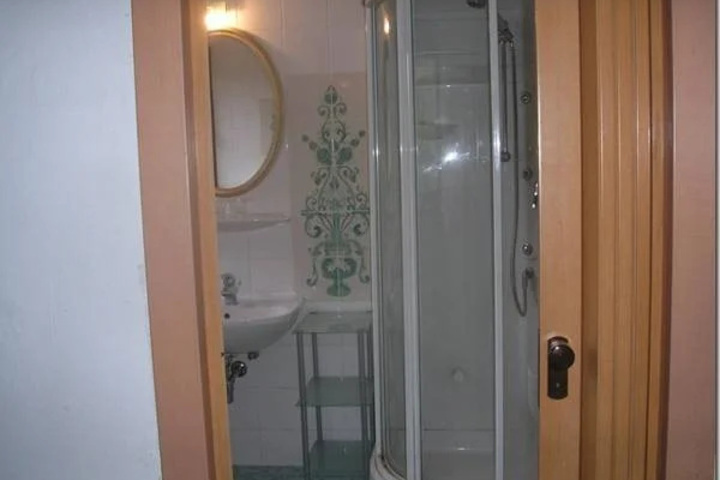 Room 4 of 9