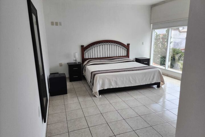 Room 2 of 10