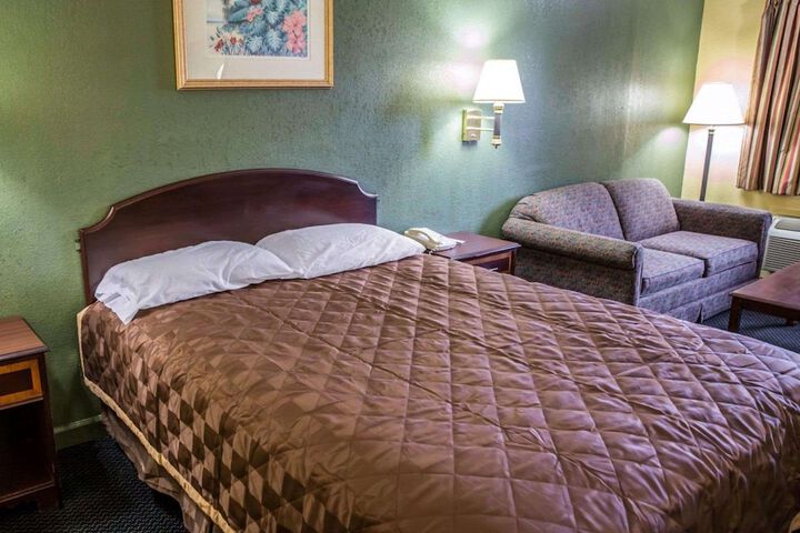 1 King Bed (5 of 18)