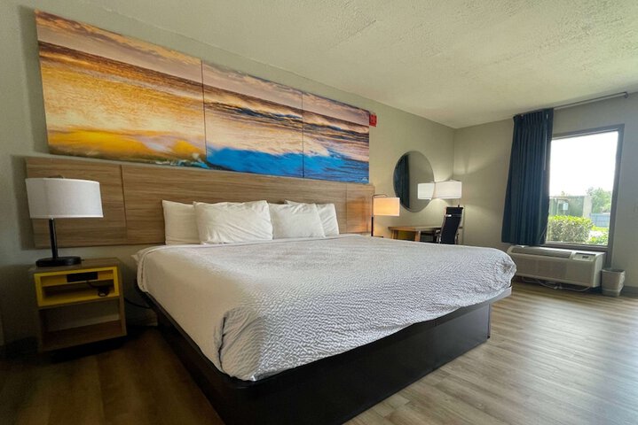 1 King Bed Poolside First Floor (6 of 12)