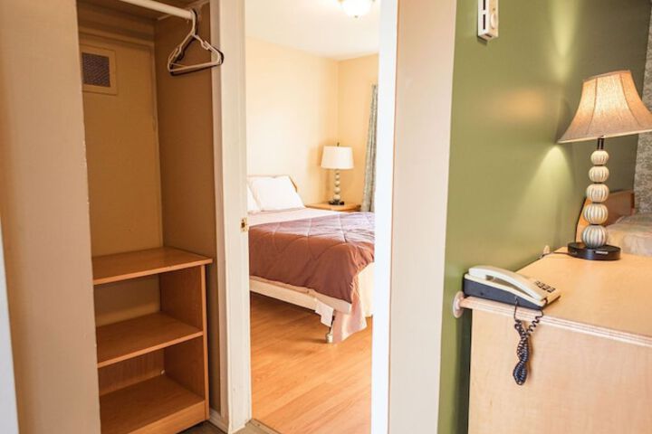 Room 32 of 68