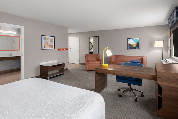 1 King Bed Study with Sofa (4 of 18)