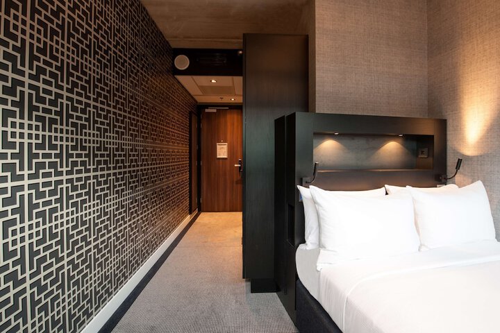 Room 17 of 152