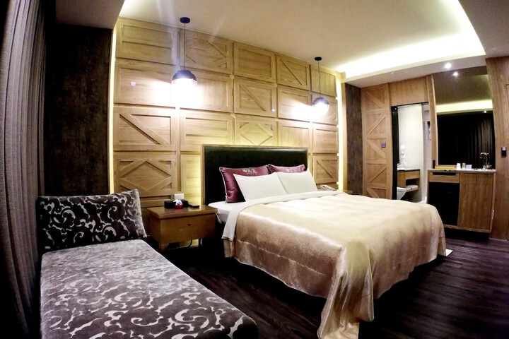 Room 5 of 37