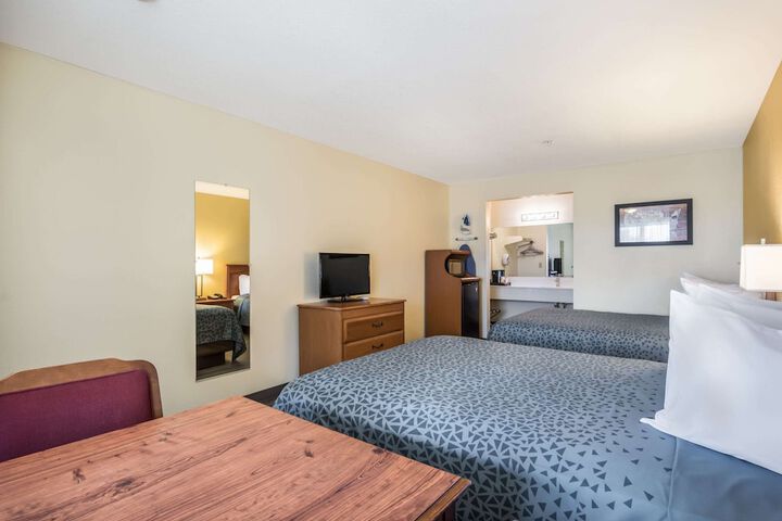 1 Queen Bed Accessible Room (4 of 4)