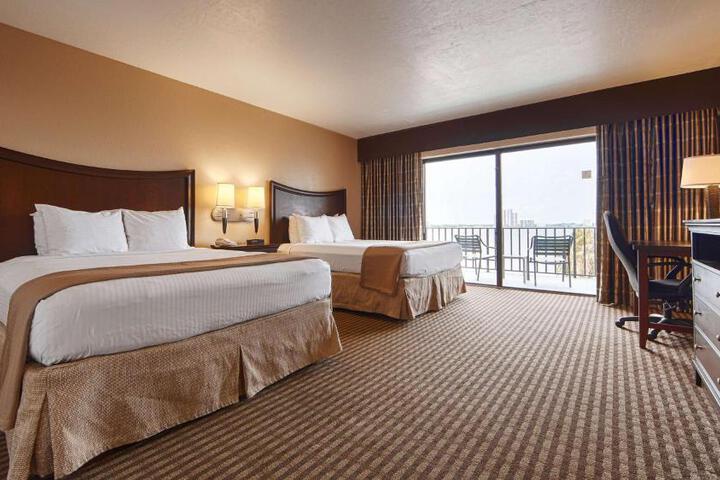 2 Queen Beds High Speed Internet Accessible Private Balcony No View Full Breakfast (14 of 15)