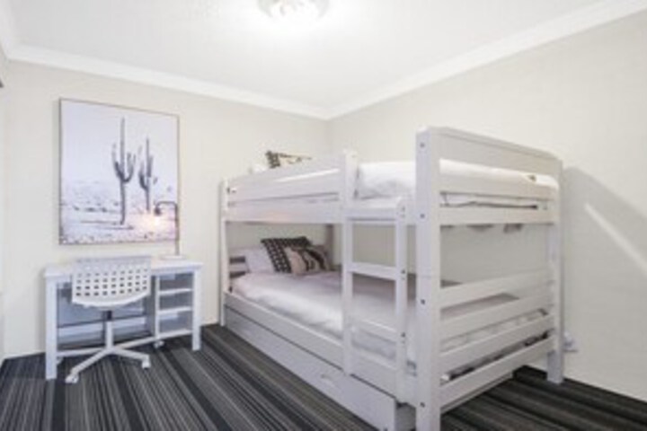 Room 4 of 8
