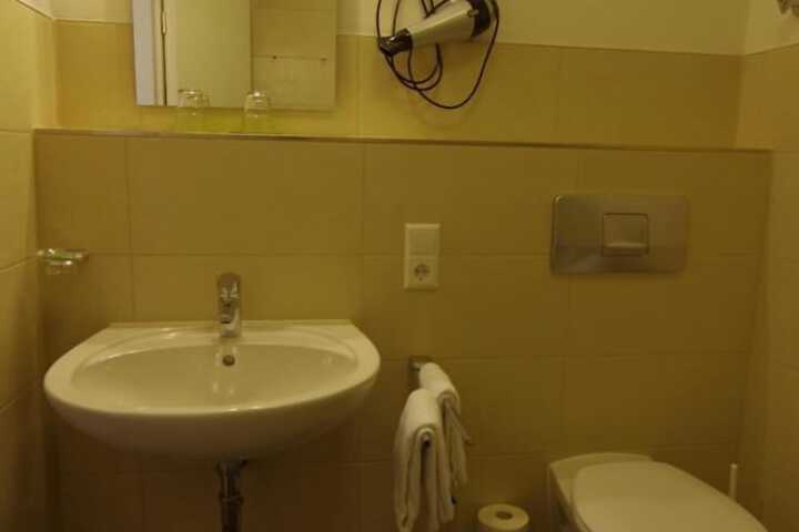 Room 32 of 43