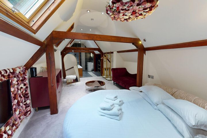 Room 5 of 92