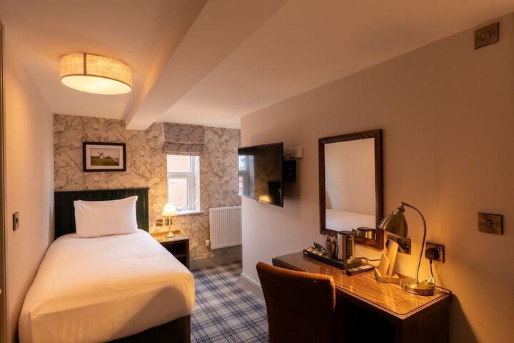 Room 33 of 85