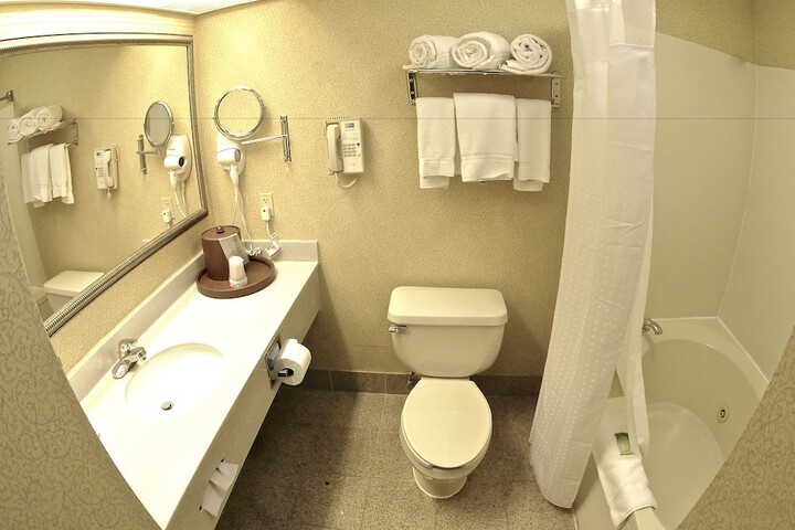 1 Queen Bed Standard Comm Accessible Tub (22 of 22)