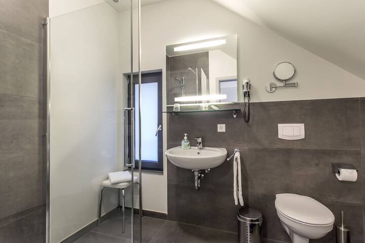 Room 5 of 16