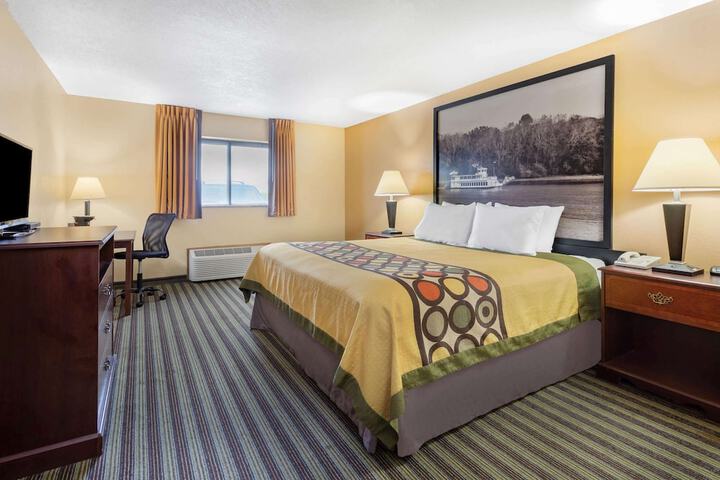 1 Queen Bed (2 of 10)