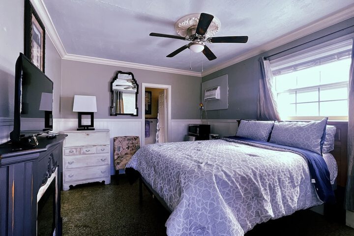 1 Queen Bed (14 of 14)