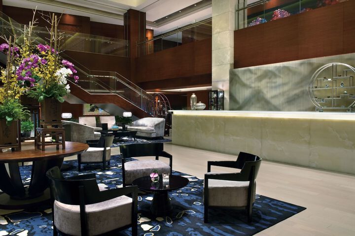 Lounge 26 of 41