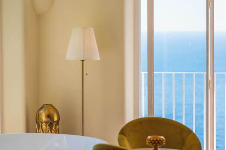 Room 43 of 221
