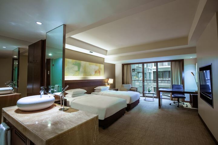 Room 6 of 100