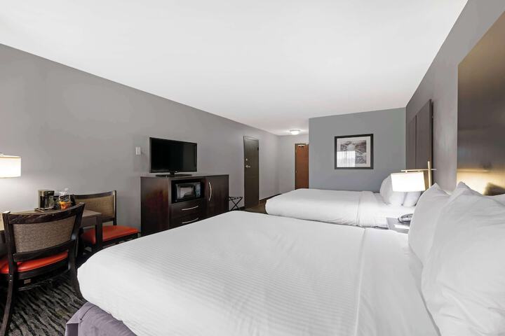 2 Queen Beds Exterior Accessible Refrigerator WiFi Full Breakfast (6 of 10)