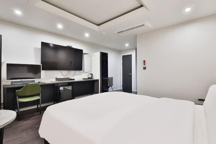 Room 17 of 44