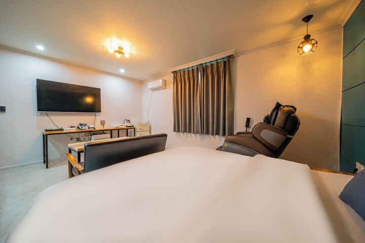 Room 3 of 20
