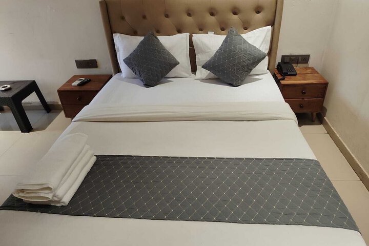 Room 5 of 10