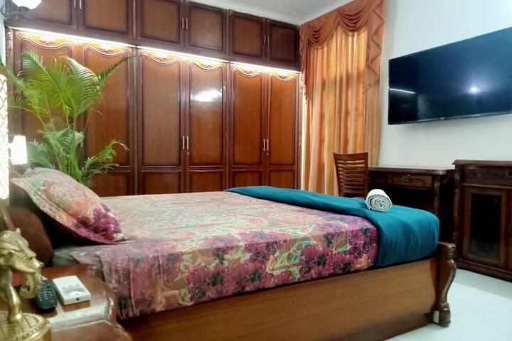 Room 8 of 28