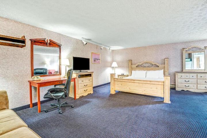 1 King Bed Accessible (3 of 7)