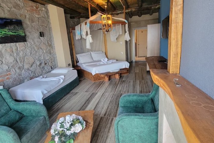 Room 6 of 10