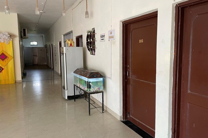 Room 6 of 14