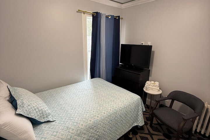 Single Room 1 Double Bed Shared Bathroom (3 of 19)