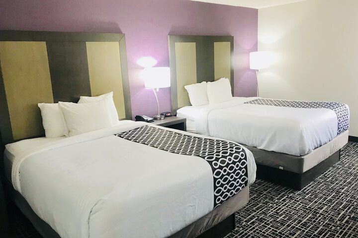 2 Queen Beds (8 of 12)