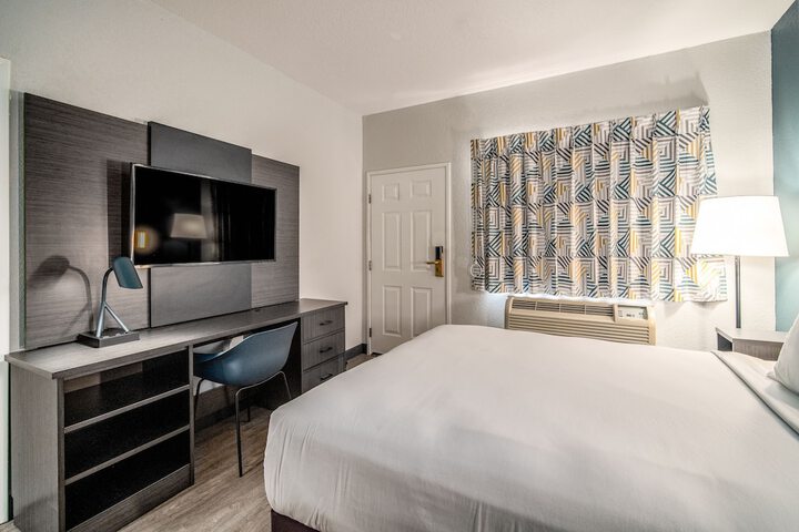 1 Queen Bed Modern (8 of 31)