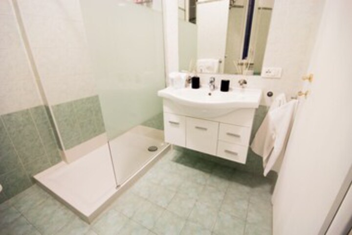 Room 2 of 32