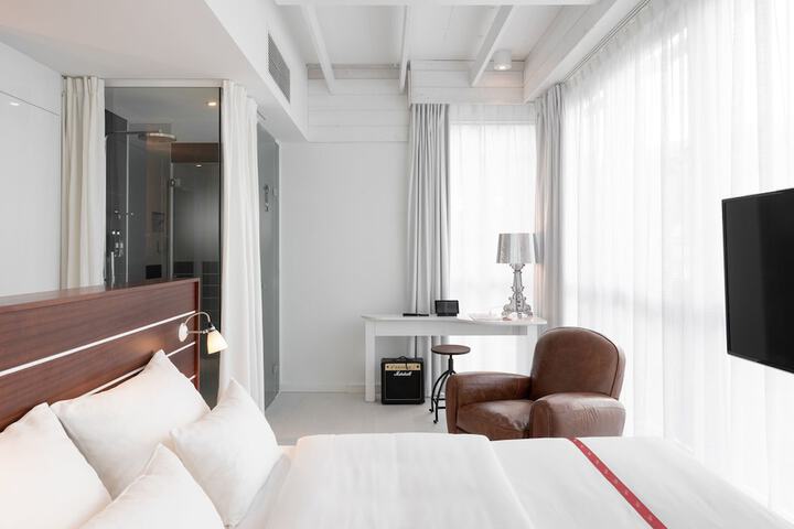 Room 26 of 82