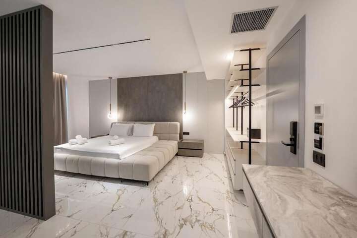 Room 6 of 80