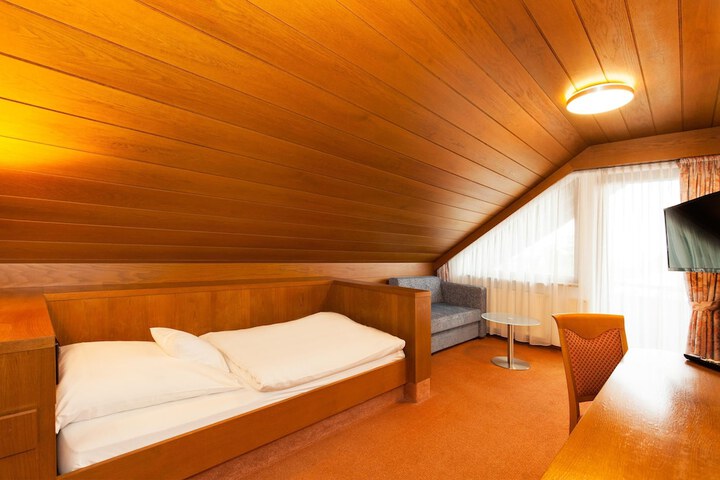 Room 27 of 140