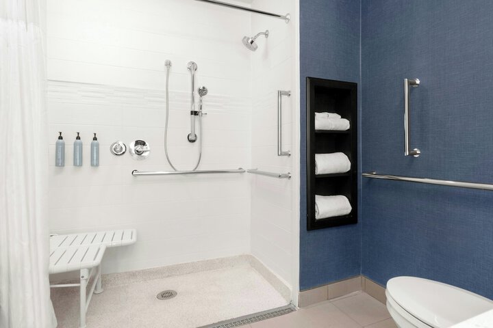 Room 25 of 38