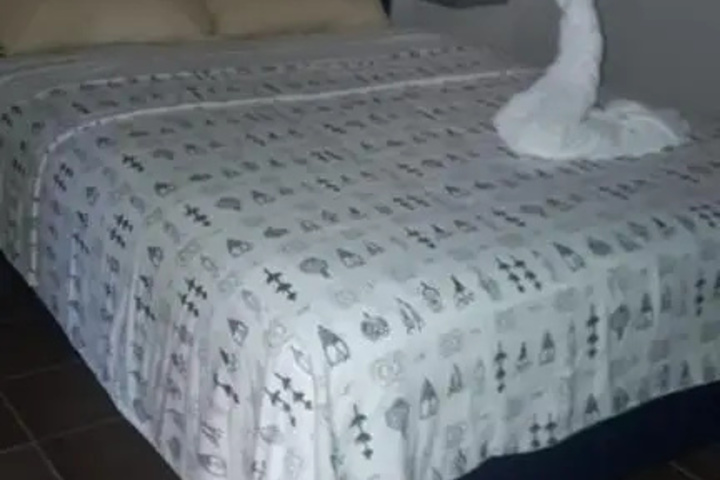 Room 4 of 8