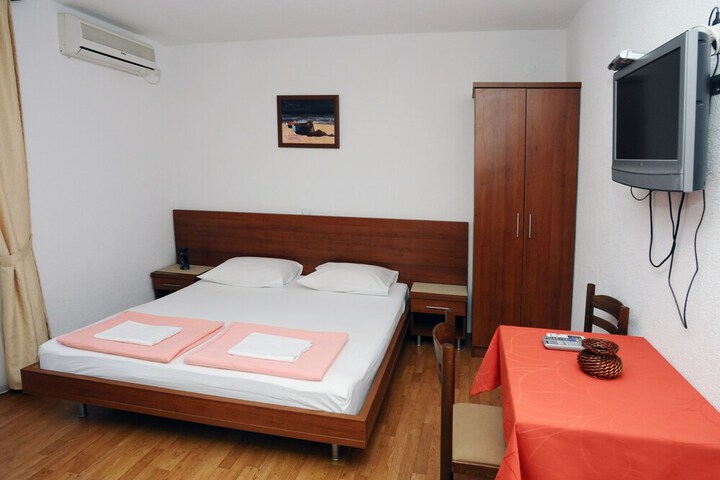 Room 6 of 45