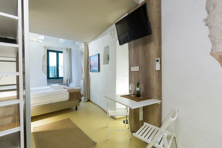 Room 5 of 15