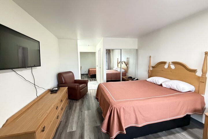 Room 17 of 28