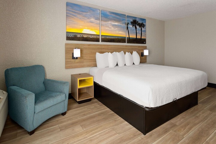 1 King Bed Deluxe Room (8 of 11)