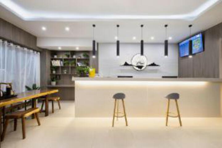 Huaju Hotel (Haining Haichang Road subway station store)