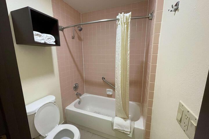 1 King Accessible Comm Assist Bathtub Table Chairs Microwave, Refrigerator, Continental Breakfast (10 of 21)