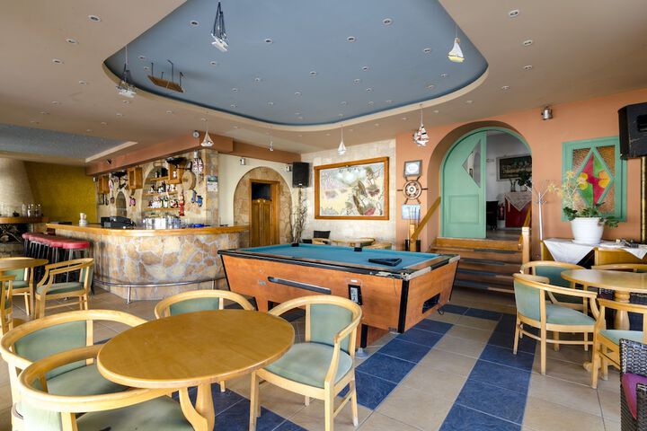 Lounge 18 of 24