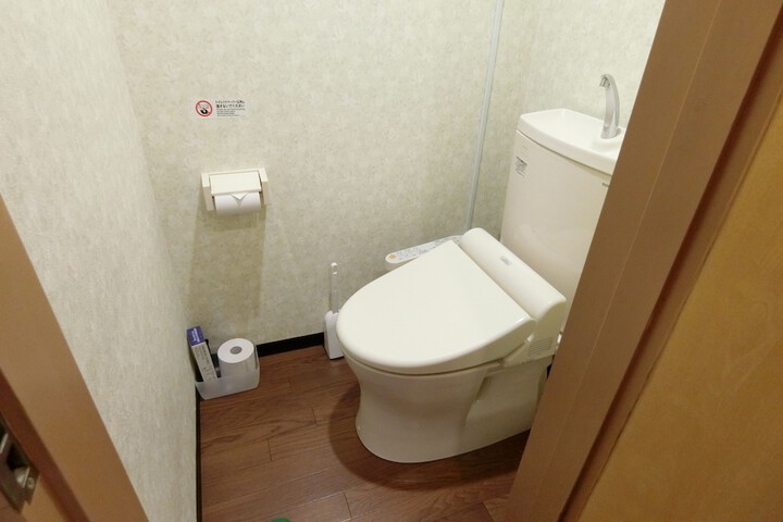 Room 27 of 49