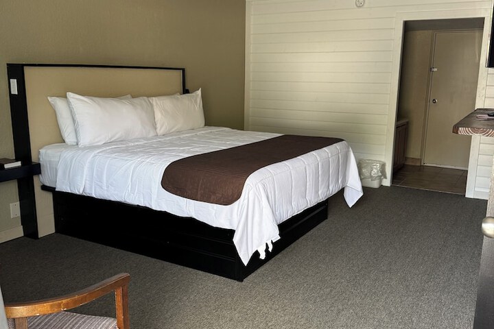 Room 4 of 16